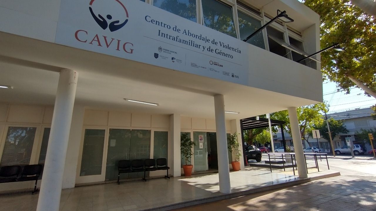 La golpeó y trató de ahorcarla: en la esquina de Cavig, lo detuvieron