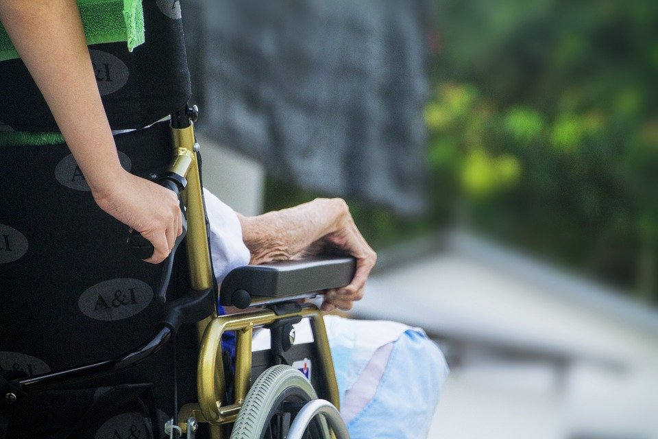 ¡Desgraciados! Por querer robarle a una abuela en silla de ruedas, van presos