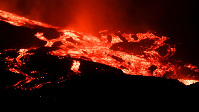 La lava del volcán de La Palma está a pocos metros del mar