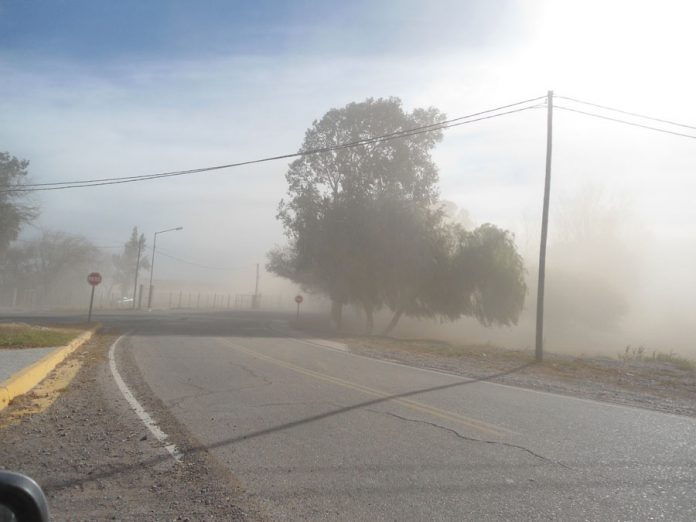 Fuertes ráfagas de viento durante el día y tormentas en la tarde-noche