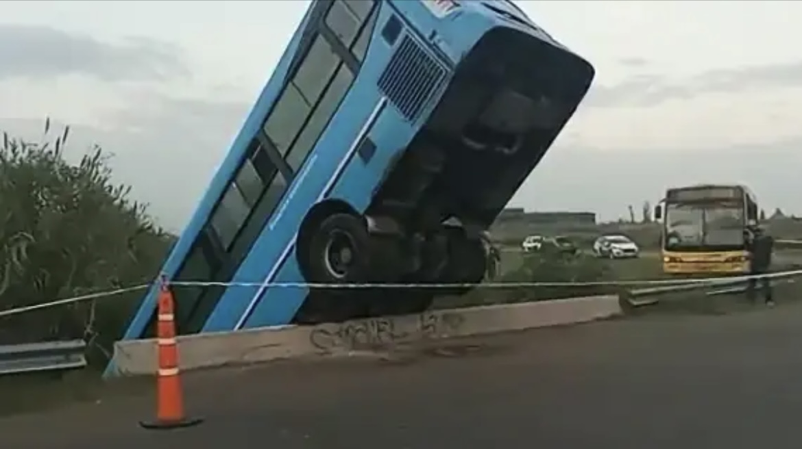 Un colectivo sin control cayó 6 metros desde un puente a un arroyo