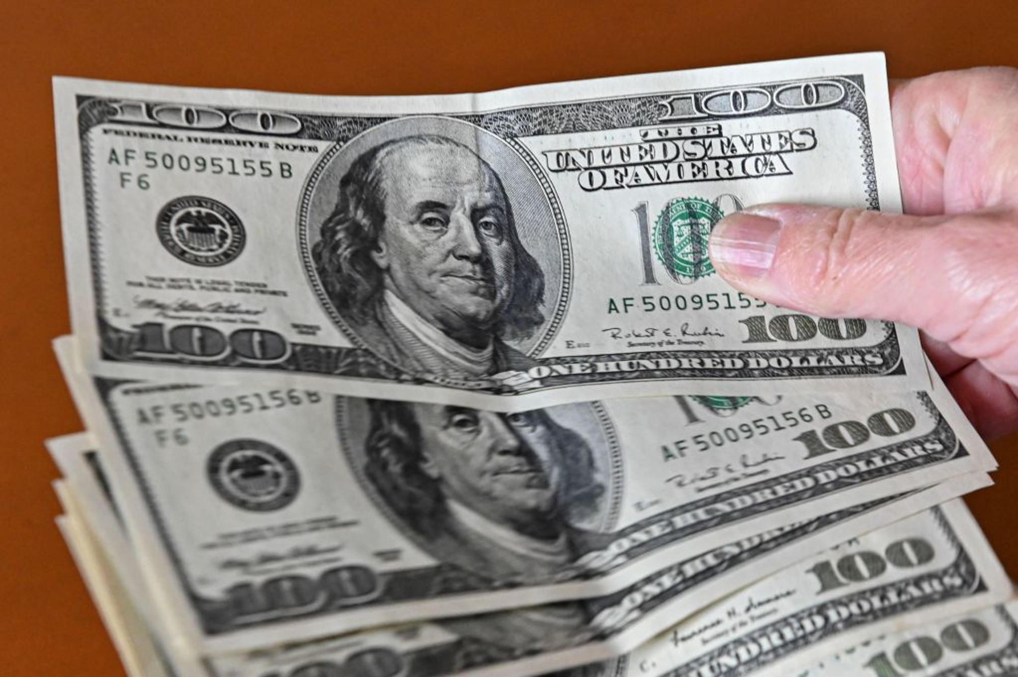 Cómo aliviar los gastos en dólares con la tarjeta de crédito 