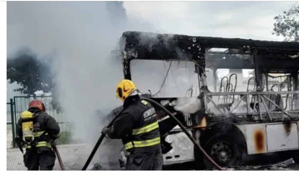 Se incendió un colectivo de la red Tulúm y el chofer debió ser hospitalizado