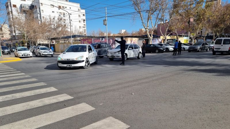 Chocaron dos autos en plena Capital y quedaron en la mitad de un cruce