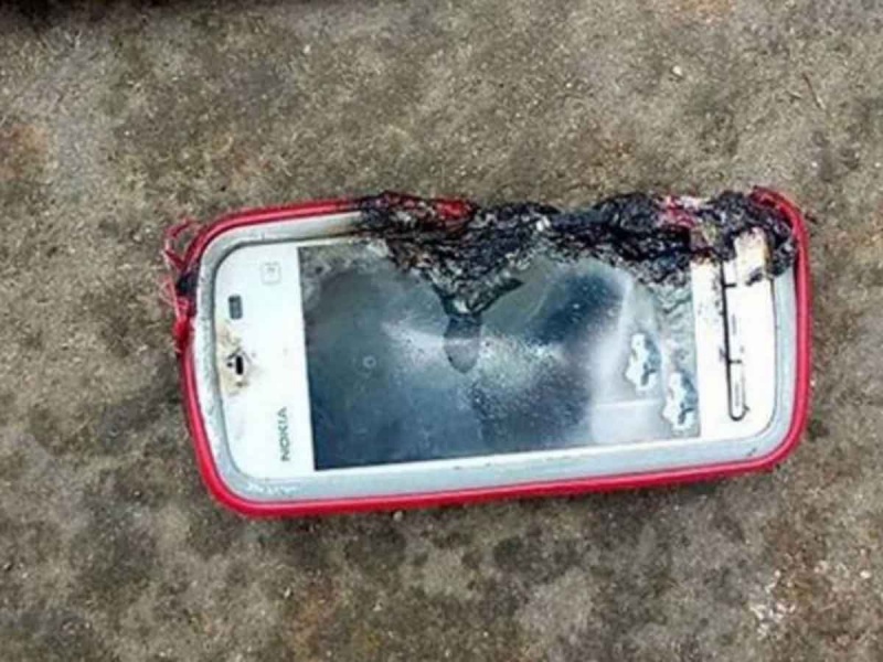 Por querer cargar el celular, un joven de 18 años murió electrocutado