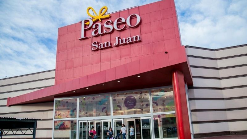 Intentaba estacional en un Híper y recibió una trompada