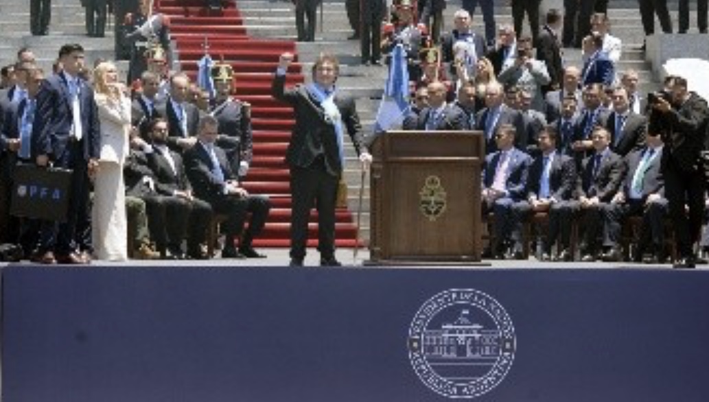 Milei firmó el primer decreto de su gobierno y reduce a 9 los ministerios