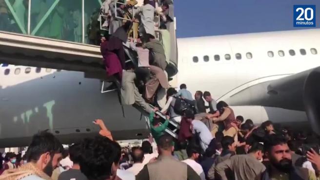 Intentaron viajar como polizones para huir de los talibanes y cayeron desde el aire