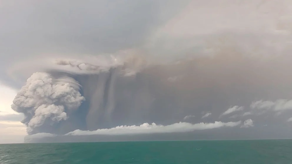 La violenta erupción de un volcán submarino provocó un tsunami en las costas de Tonga
