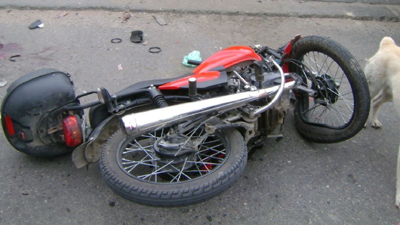Un joven terminó con múltiples heridas en la cara tras un choque