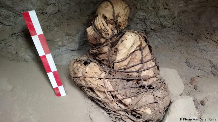 La momia preinca atada que fue hallada en Perú y desorienta a los expertos