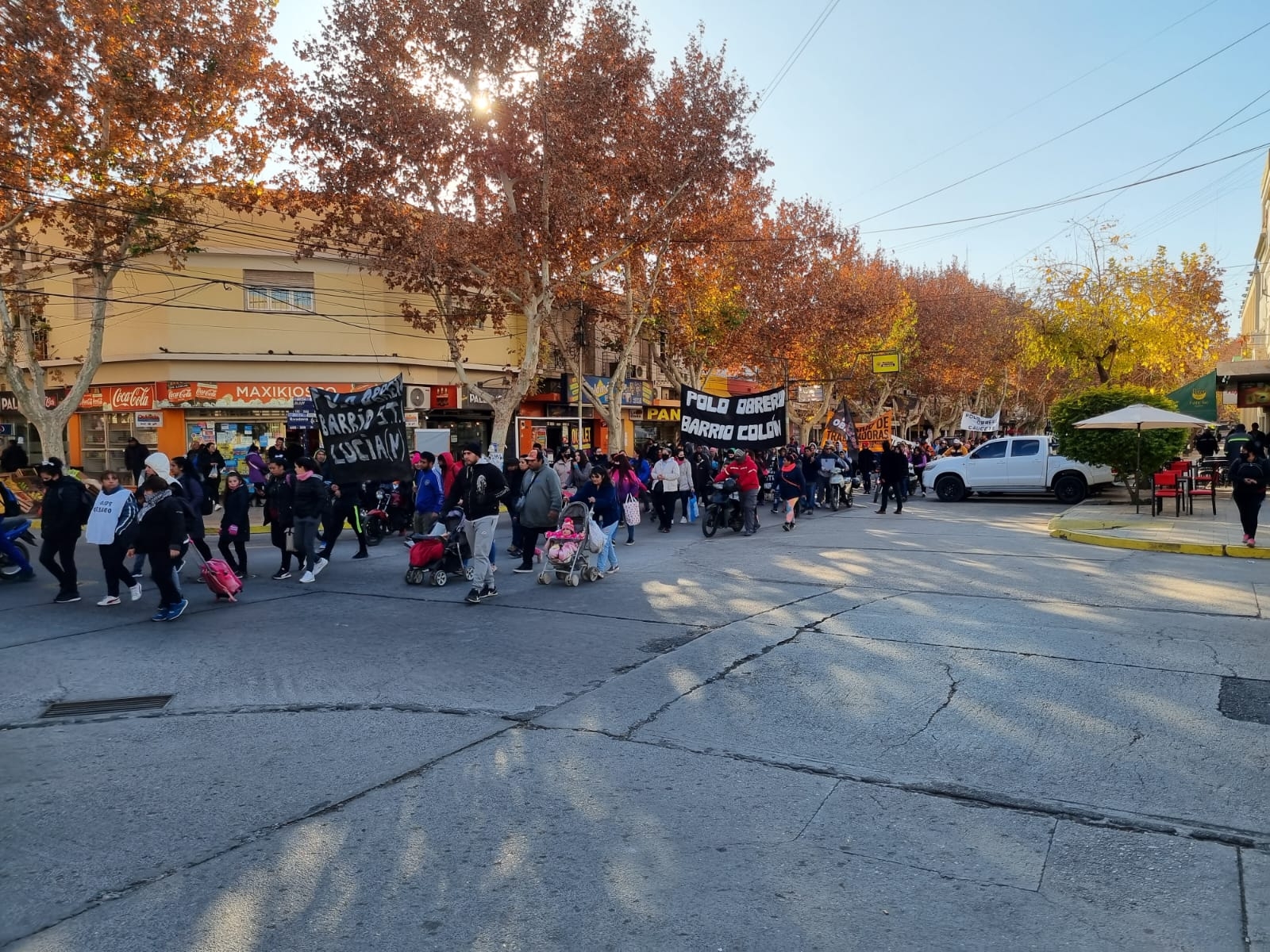 Plegandose a la convocatoria nacional, movimientos sociales marcharon por microcentro