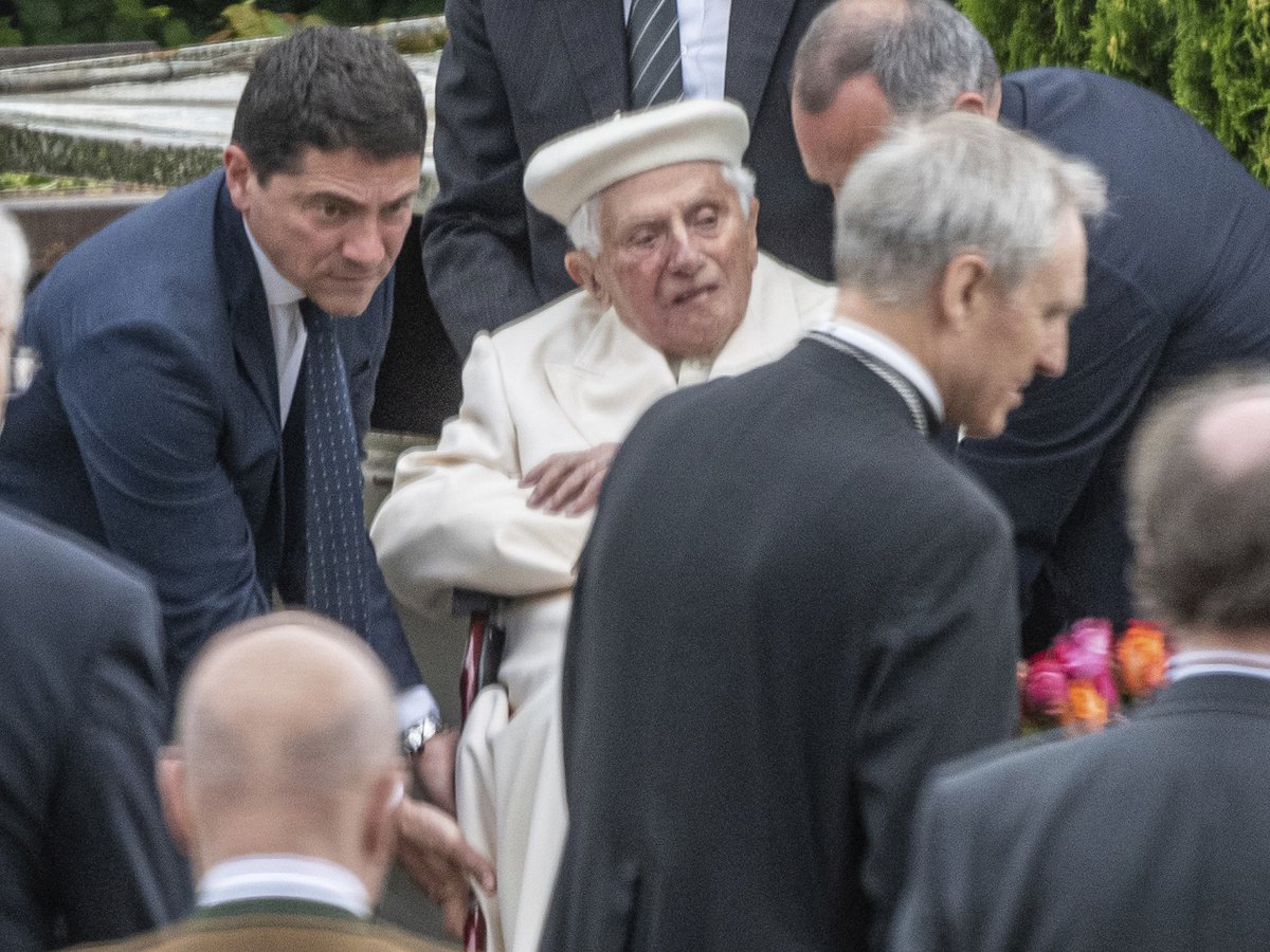 Aseguran que el Papa Emérito se encuentra casi postrado