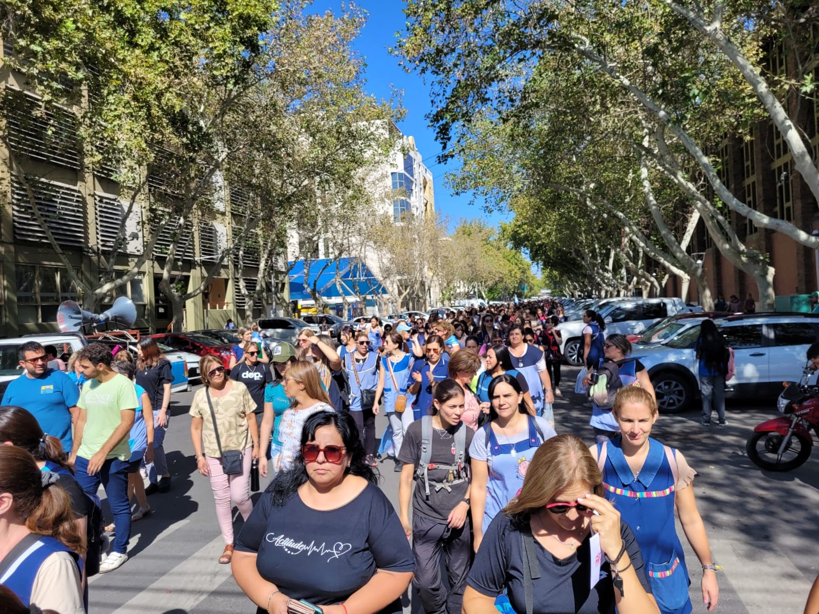 Multitudinaria marcha de docentes autoconvocados reclamando en el microcentro