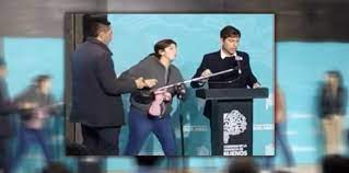 Incidente de seguridad en un acto de Axel Kicillof: una mujer subió al escenario e interrumpió su discurso a los gritos