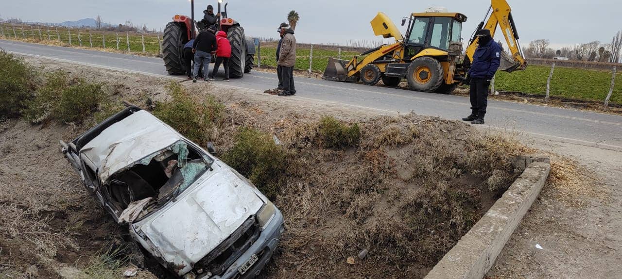 Tragedia en Rawson: ¿un vehículo sin luces provocó el vuelco de la camioneta?