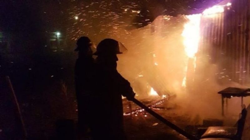Salió de su casa y a la media hora se le prendió fuego, se quedó sin nada