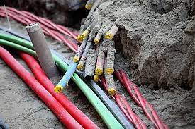 ¡Ni soterrados se salvan! A punta de pala, quisieron robar cables