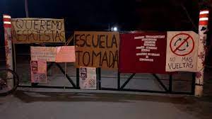 Sentada y protesta en la escuela Agrotécnica de Sarmiento por el edificio y las clases