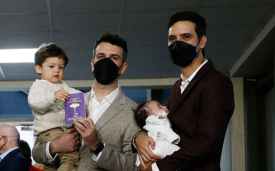 "Ahora sí podemos ser familia": la alegría de la primera pareja homosexual que se casó en Chile