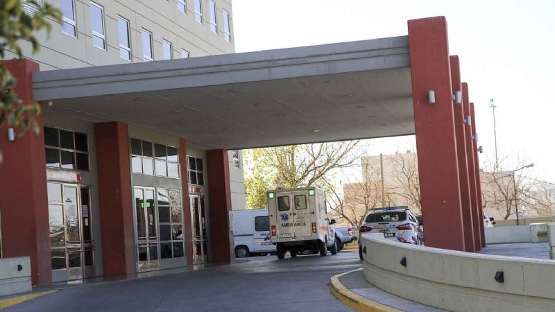 Golpeó en las cabezas a sus padres y los dejó en el hospital