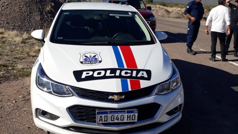 Molieron a golpes a una joven madre que iba con su hijito