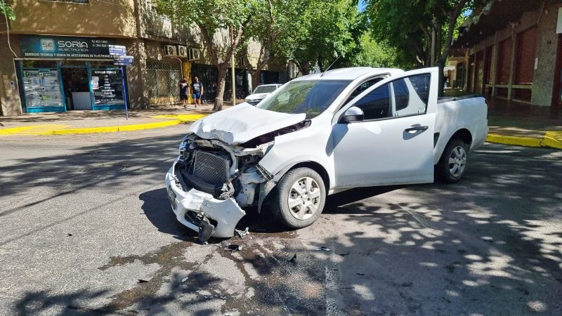 Violento choque entre dos camionetas en pleno centro