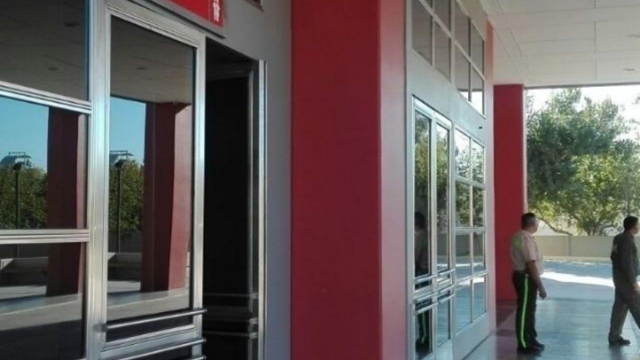 El portón de una escuela se desplomó sobre un padre