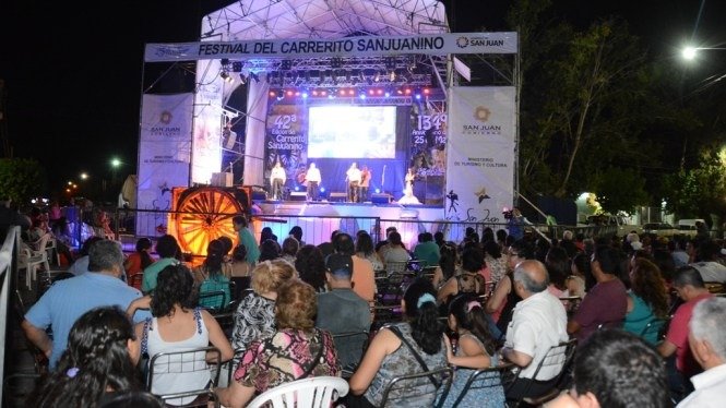 Un hombre cayó mientras armaba el escenario de una fiesta departamental y se encuentra en grave estado