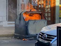 Aseguran que son dos mujeres las "incendiarias" de contenedores de Capital