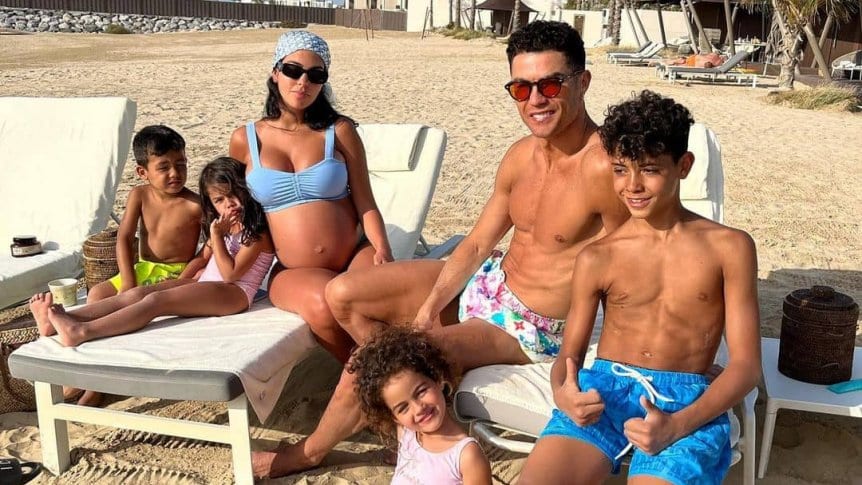 ¿Cuánto le paga por mes Cristiano Ronaldo a su novia argentina para que cuide a sus hijos?