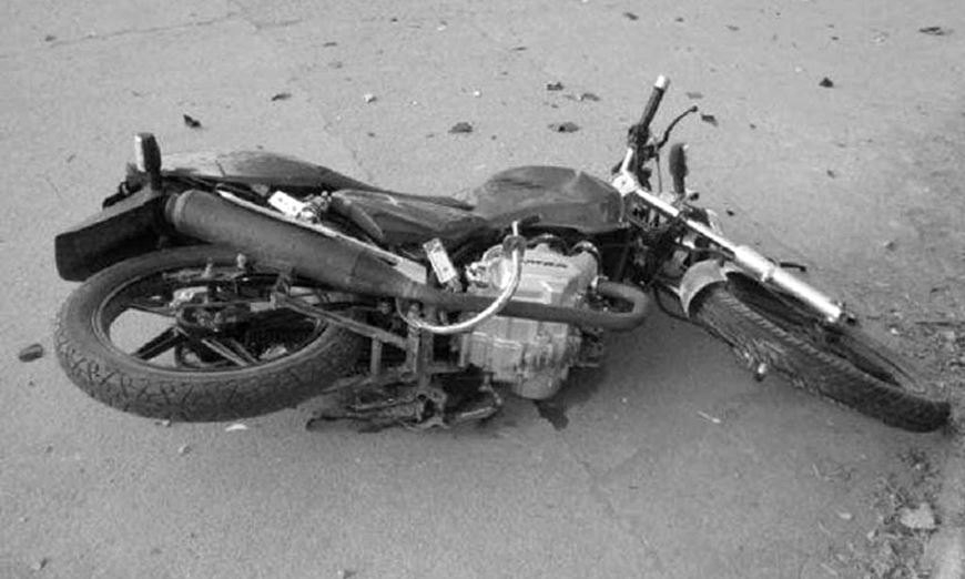 Un motociclista quedó internado grave y el conductor del auto se dio a la fuga