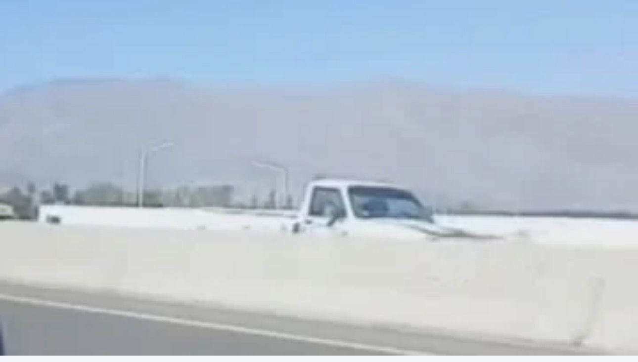 Una camioneta fue grabada circulando en contramano por la Ruta 40