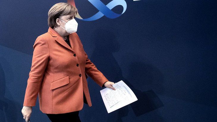 Angela Merkel combinó vacunas: recibió dosis de AstraZeneca y Moderna