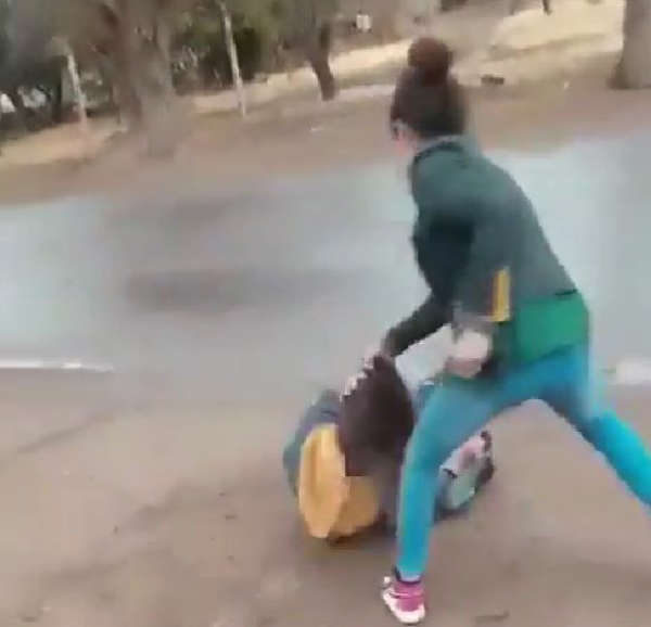 A las piñas, una alumna de Caucete desmayó a su compañera
