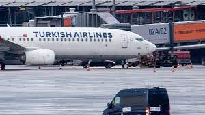 Un hombre se metió en la pista del aeropuerto de Hamburgo con su hija como rehén, disparó al aire y lanzó molotovs