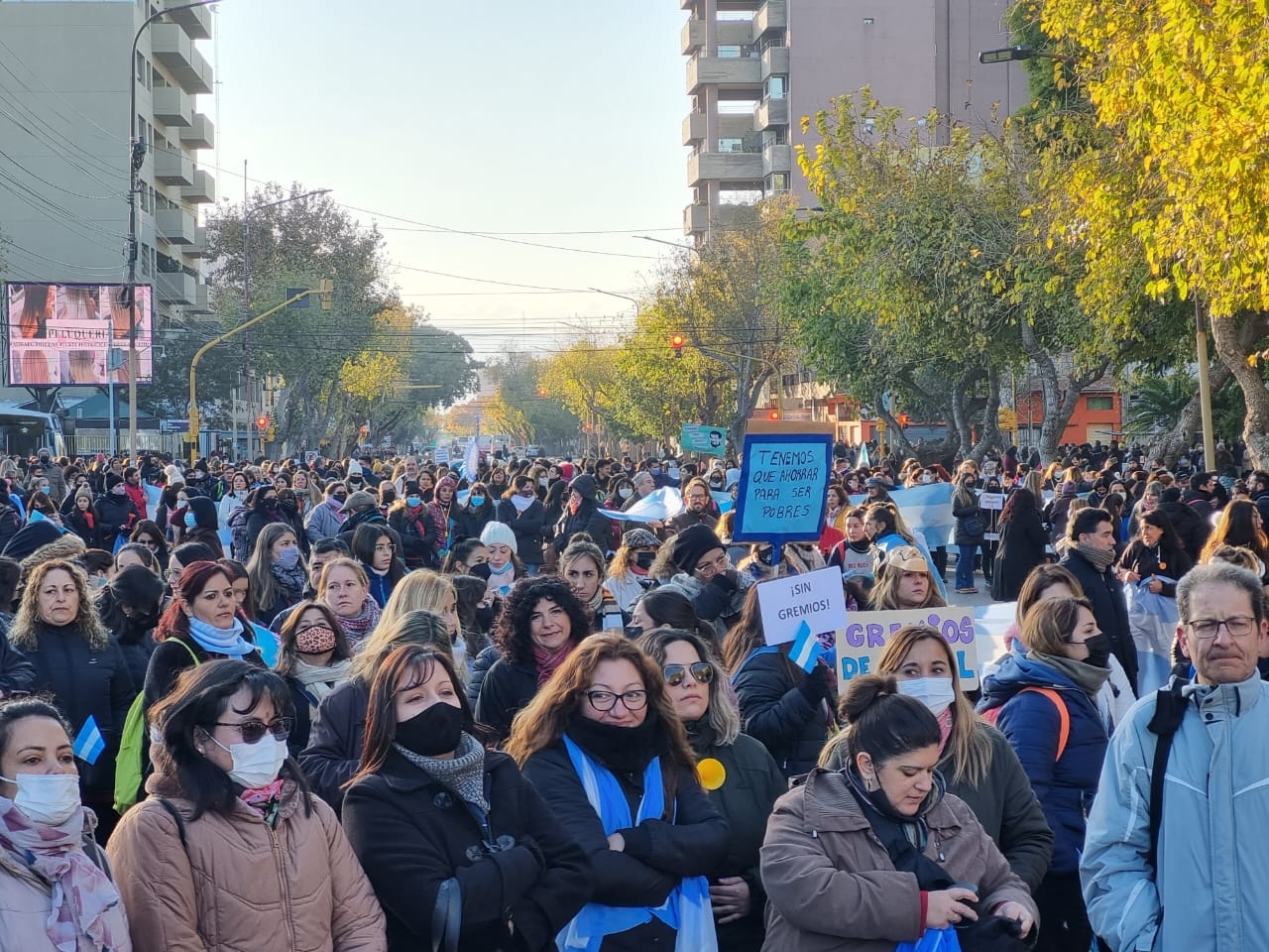Imponente reclamo de docentes autoconvocados: permanecen en vigilia por paritarias