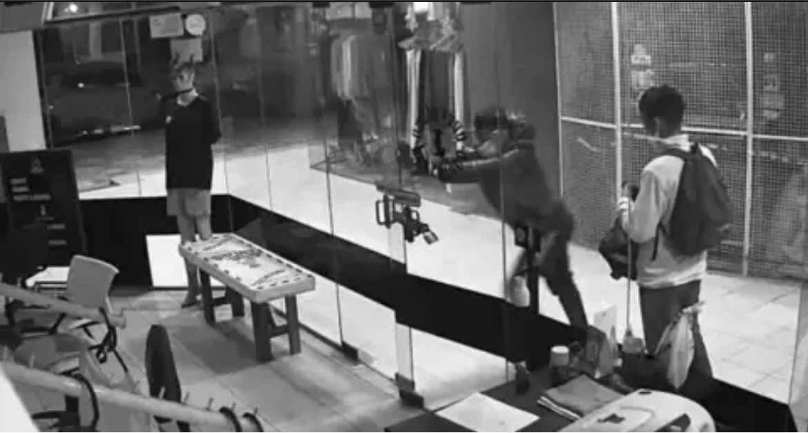 Robo en pleno centro: reventaron la puerta de una barbería y se llevaron dinero en efectivo 