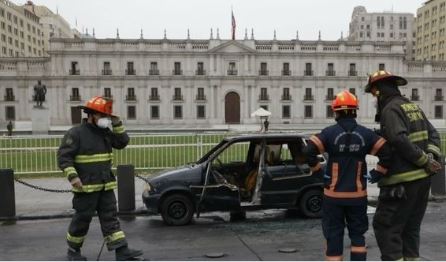 Un hombre se prendió fuego frente a La Moneda en Chile y está en grave estado