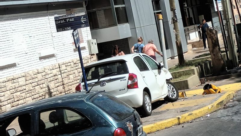 Tras chocar con otro auto, se subió a la vereda y arrancó un semáforo del suelo