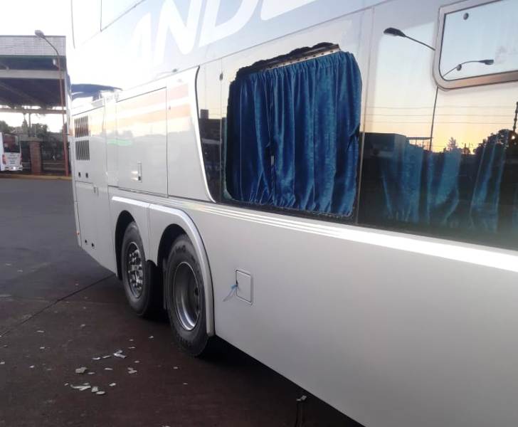 Una mujer resultó herida luego de que apedrearan el colectivo en el que viajaba a Mendoza