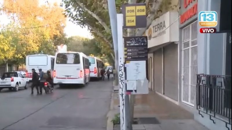 Peligro: pusieron una parada de la Red Tulum en un box de estacionamiento