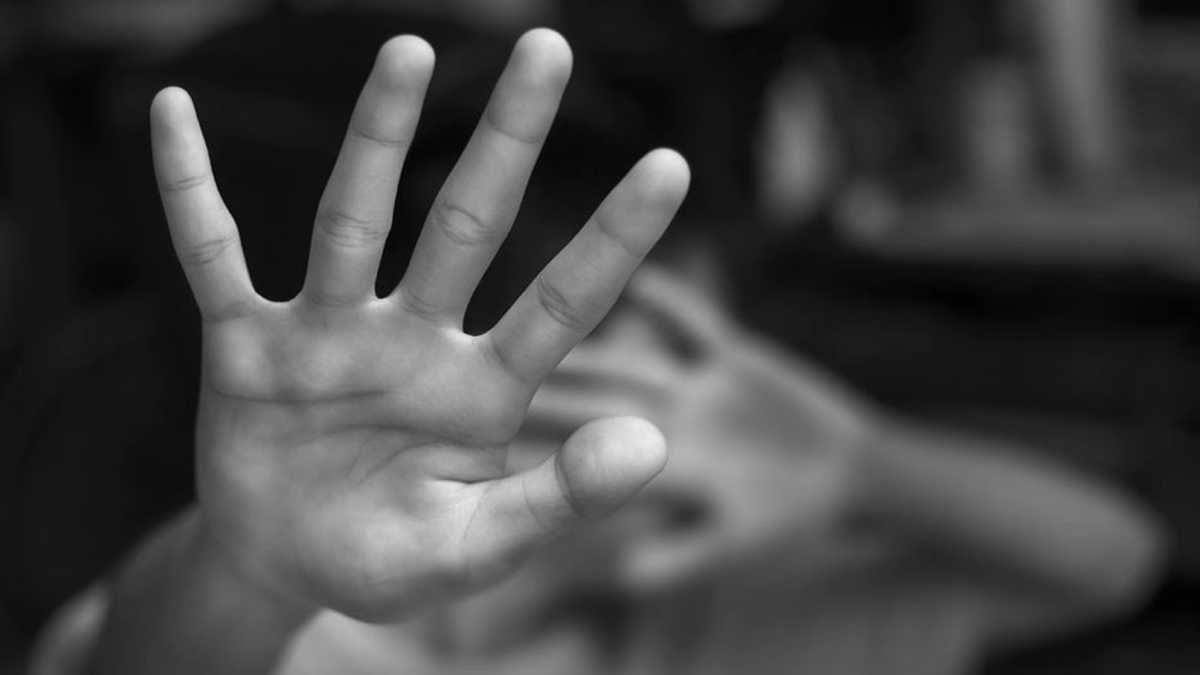 Obligó a una mujer a subir a su camioneta y la golpeó