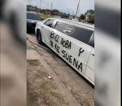 L-Gante llegó al velorio de "El Noba" en una limusina pintada con aerosol