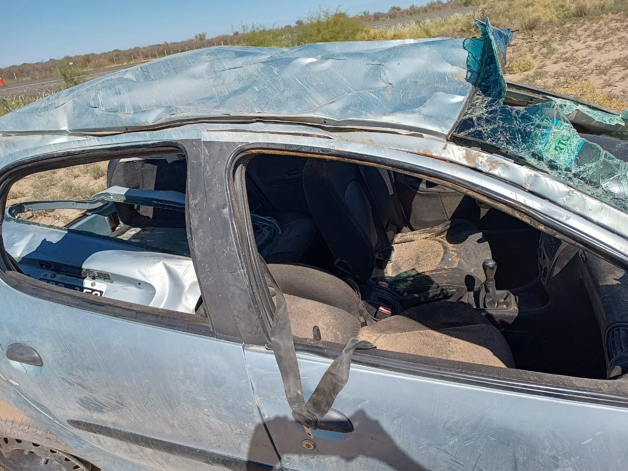 Una mujer quedó atrapada en su auto luego de un accidente 