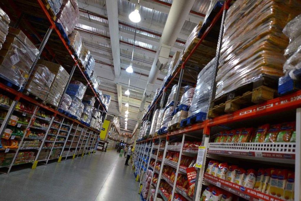 Escaso stock de productos básicos en supermercados