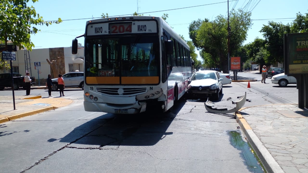 Fuerte choque entre un auto y colectivo en una esquina céntrica