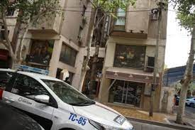 Fue a vender dólares a un edificio céntrico y lo golpearon salvajemente para robarle 