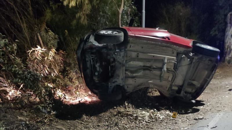 Un joven murió al volcar en su camioneta