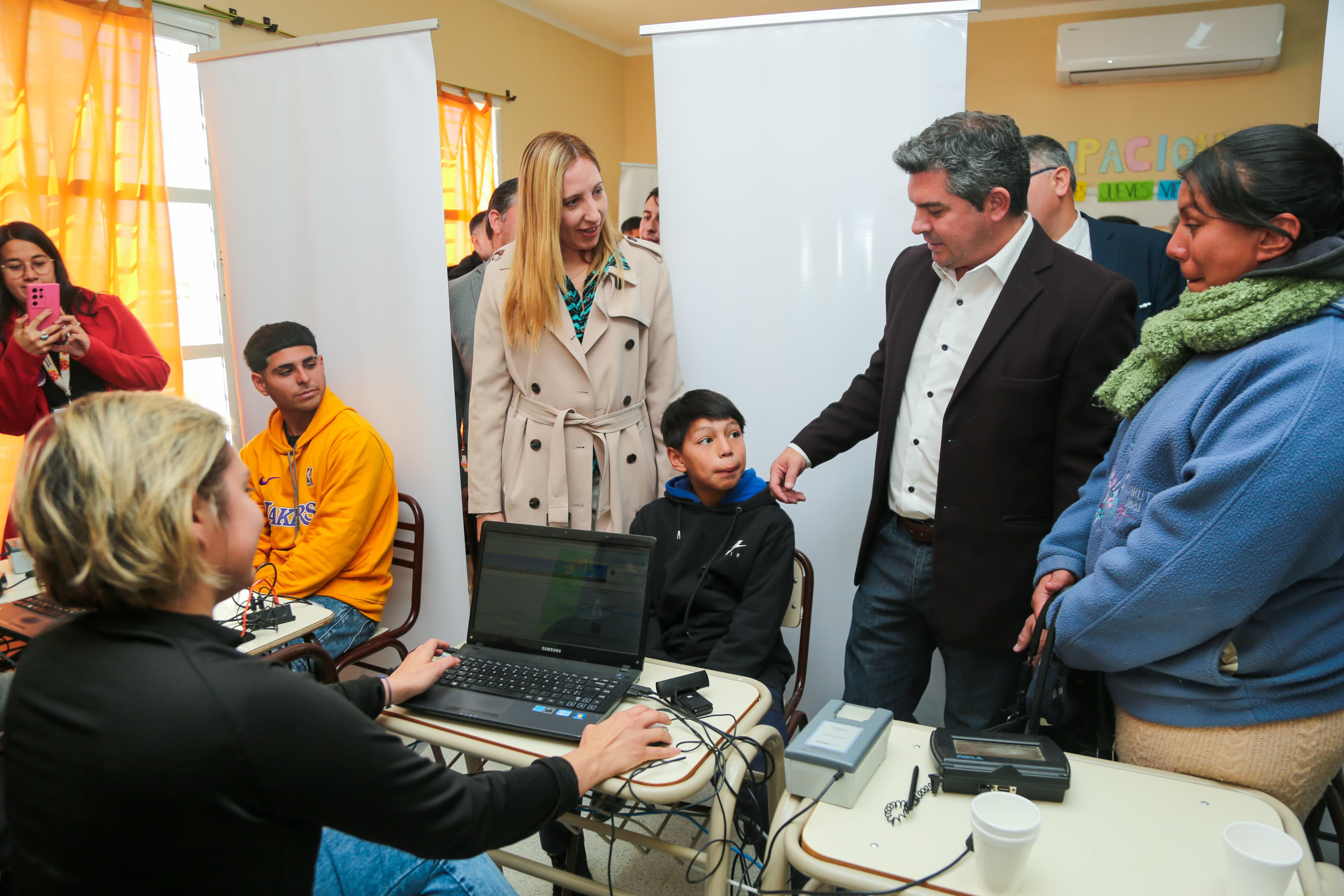 El gobernador Orrego recorrió el operativo San Juan Cerca en Angaco